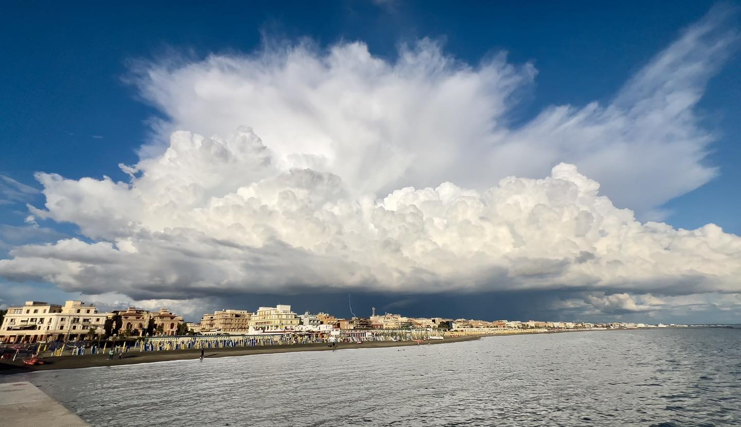 Le nuvole su Ostia: quando il cielo racconta il tempo
